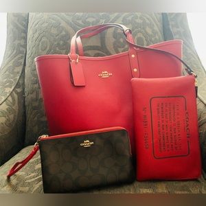 Reversible Coach tote purse w/ attached zip pouch & matching double zip wristlet
